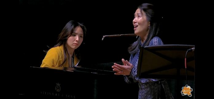Drs. Amy Yeung and Chan Mi Jean performing during the Muriel Tomlinson Memorial Lecture.
